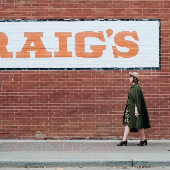 Meet your Posher, Nicole - Picture 1 of 1